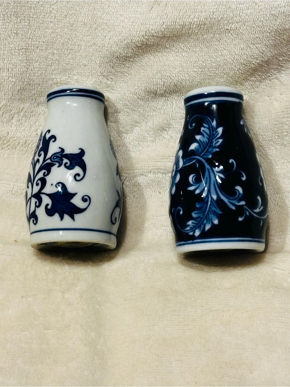 VTG Pier 1 Imports Chinoiserie Blue& White Porcelain S/P Shakers Floral EUC